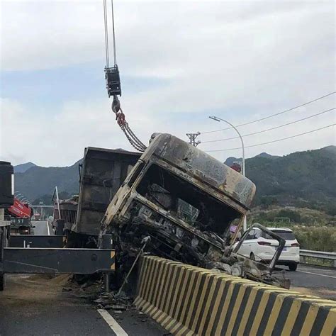 撞到門|突发！梅州这个十字路口有辆皮卡车撞到老人家了...